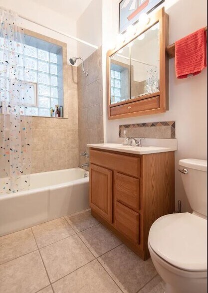 Building Photo - 541 W Wrightwood Ave