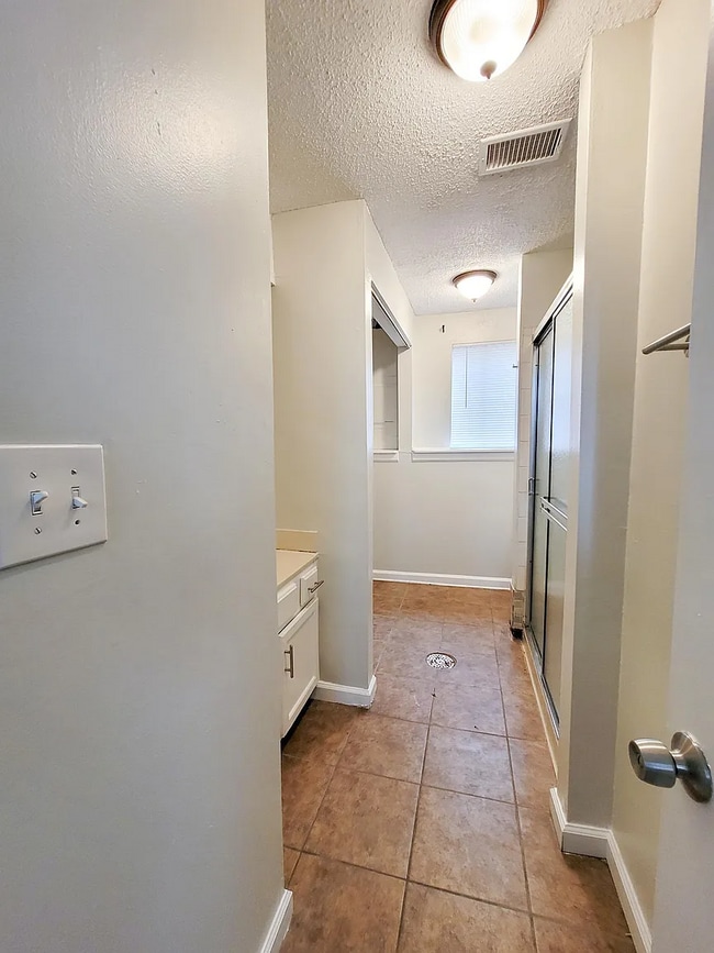Building Photo - 10902 Mckinley Dr