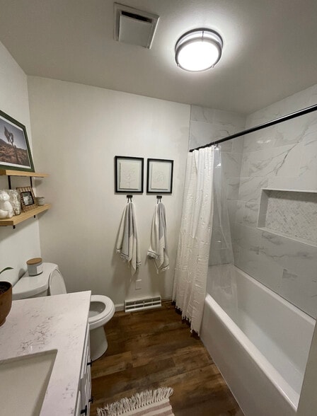 Main Level Bath - 2922 Greenway Trl