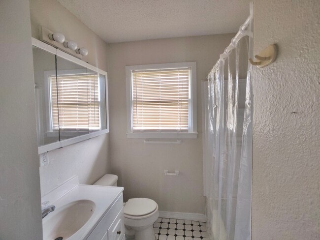 Building Photo - COMING AUGUST 2025 - Cute 3-Bedroom Home i...