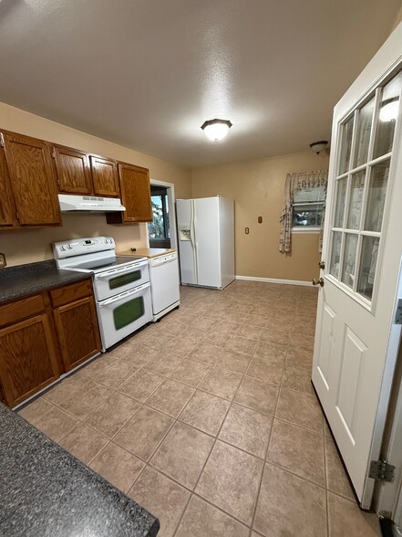Kitchen - 1601 Crook Ave
