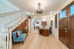 Building Photo - 509 E Live Oak St