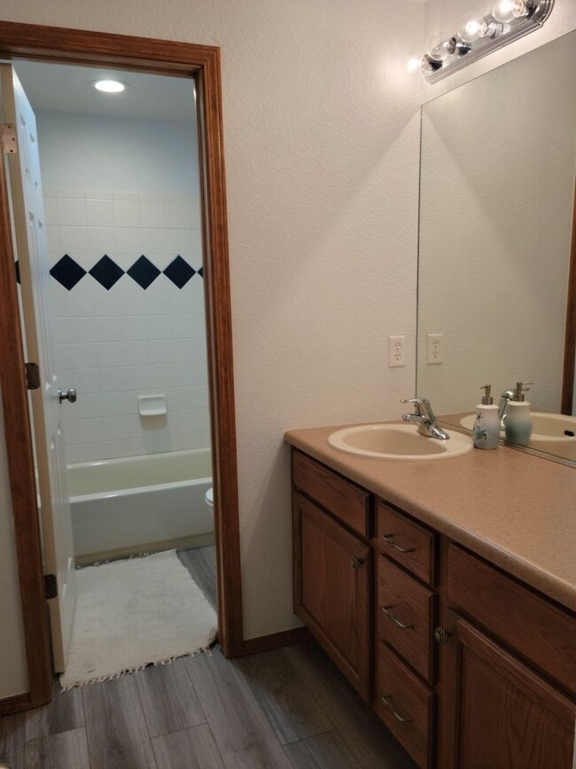 Building Photo - 5 Bed 3 Bath Ranch w/ AC - Available Now! ...