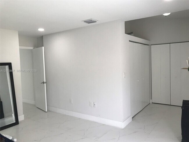 Building Photo - 6651 NW 173rd Ln