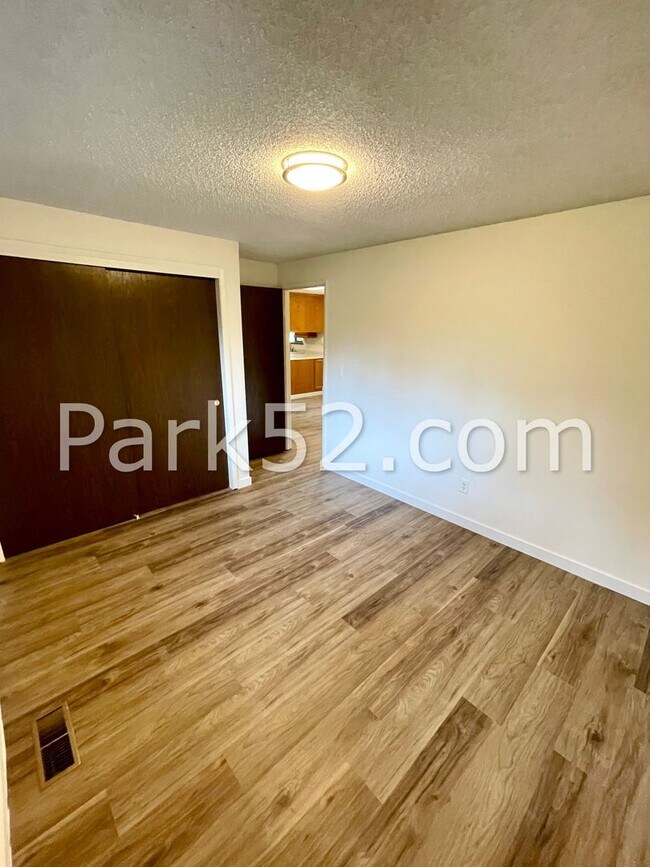 Building Photo - $500 Off First Full Month! -3 Bedroom Ramb...