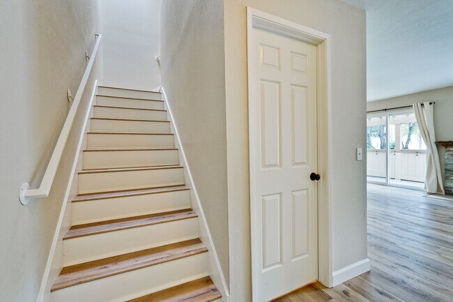 Building Photo - Welcome Home!!! - Modern and Spacious Gem! Townhouse with 2 Primary Bedrooms, Nice balcony, In re...