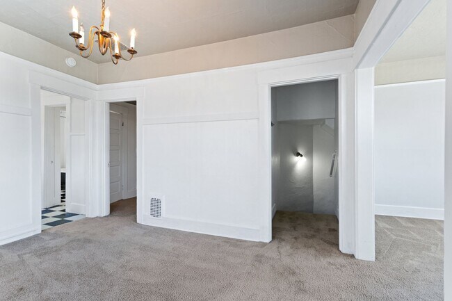 Building Photo - 1 Bedroom with den close to SW! Walking di...