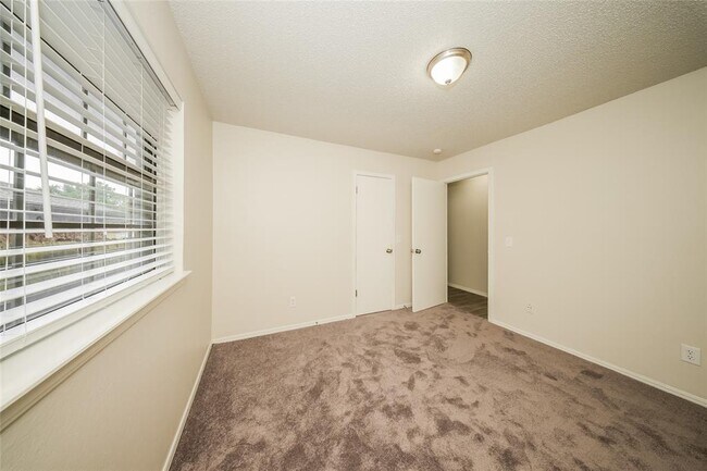 Building Photo - 9900 S Hillcrest Dr