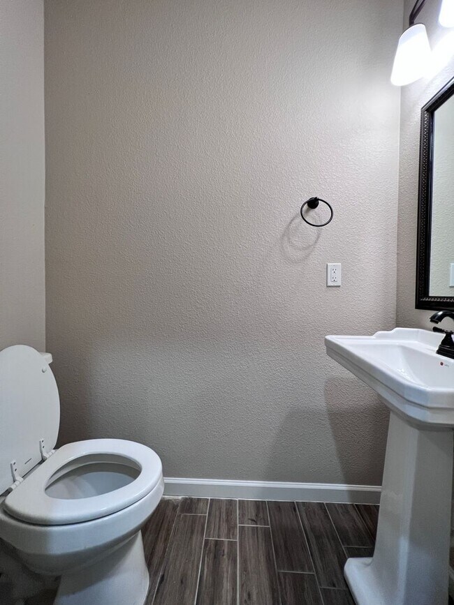 Building Photo - Upper Valley 3 Bedroom 2.5 Bath Townhome