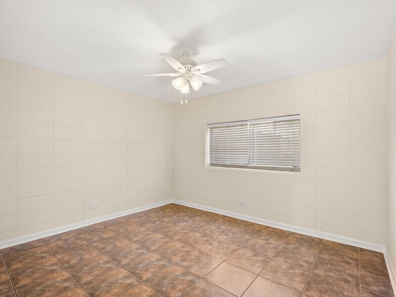 Building Photo - 710 Iris St