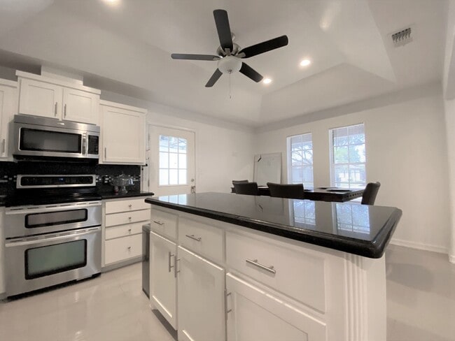 Building Photo - 3Bed/2 Bath Well kept and Upgraded! ( Mcal...