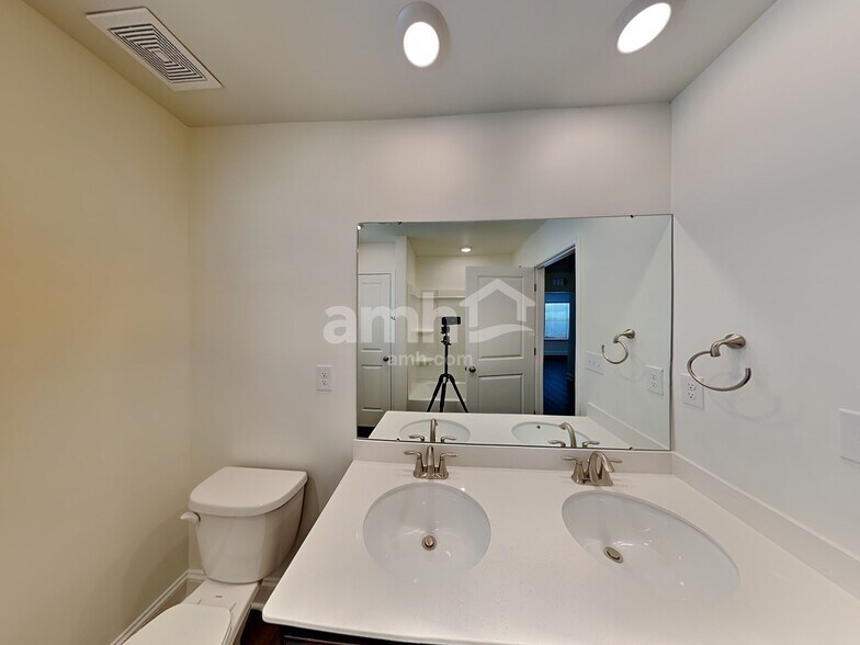 Building Photo - 624 Rivermist Dr