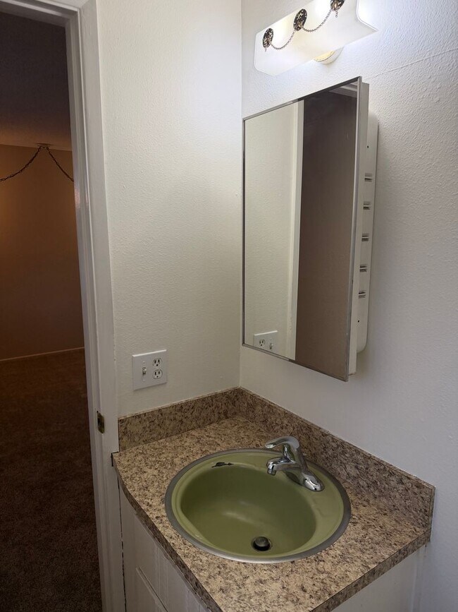 Building Photo - 3 bedroom, 1.5 bath house in Eugene!