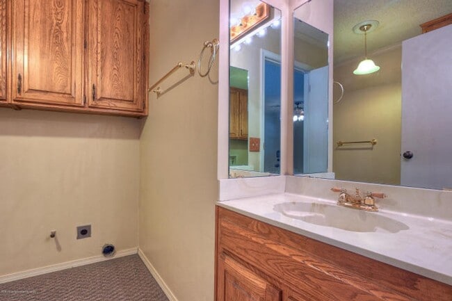 Building Photo - 2 bed, 2.5 bath townhome