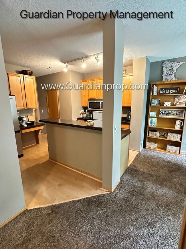 Building Photo - Eden Prairie End Unit Town Home, 2 Car Gar...
