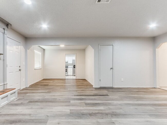 Building Photo - 2002 Vanessa Dr