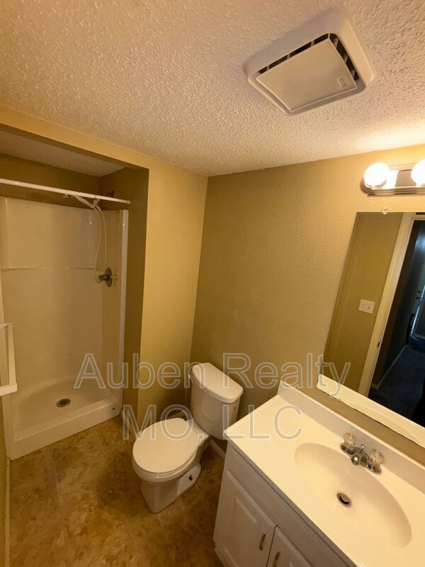 Building Photo - 409 NE Westwind Dr