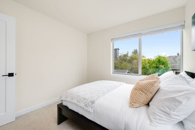 Building Photo - 823 NE 70th St