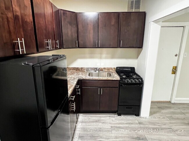 Building Photo - 839 W Sheridan Rd