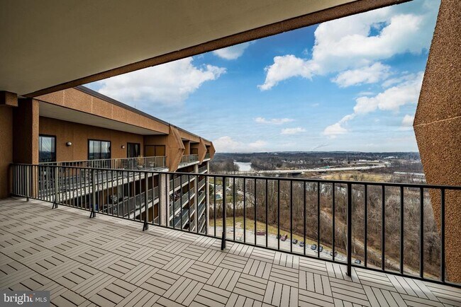 Building Photo - 21510 Valley Forge Cir