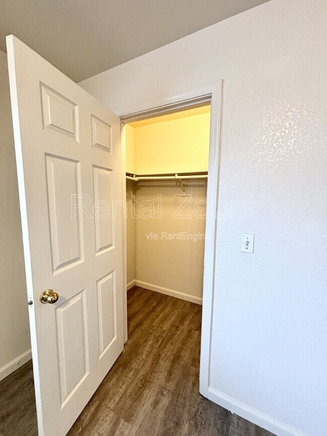 Building Photo - 936 W 13th St