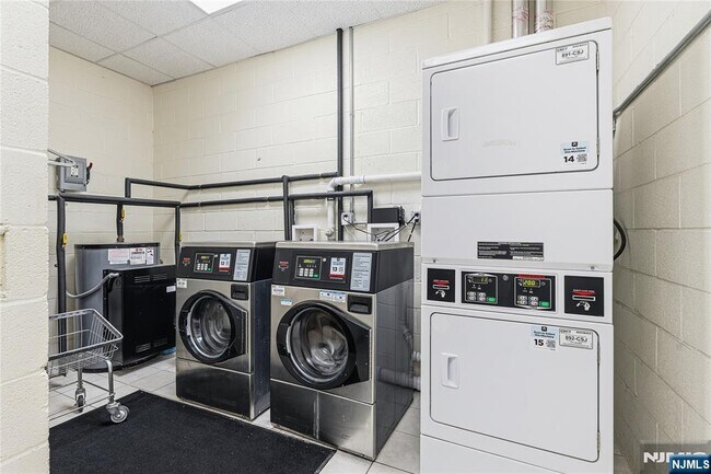 Building Photo - 905 River Rd