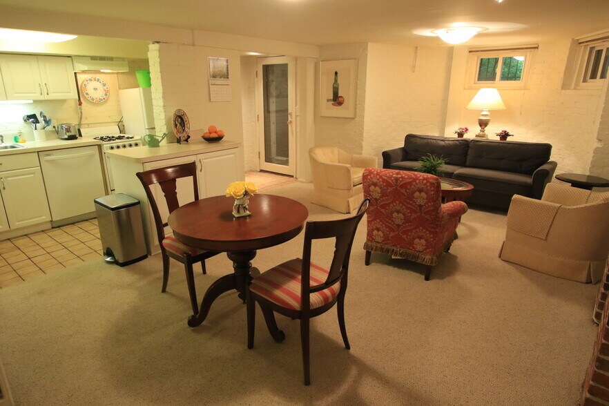 Building Photo - 1713 Riggs Pl NW