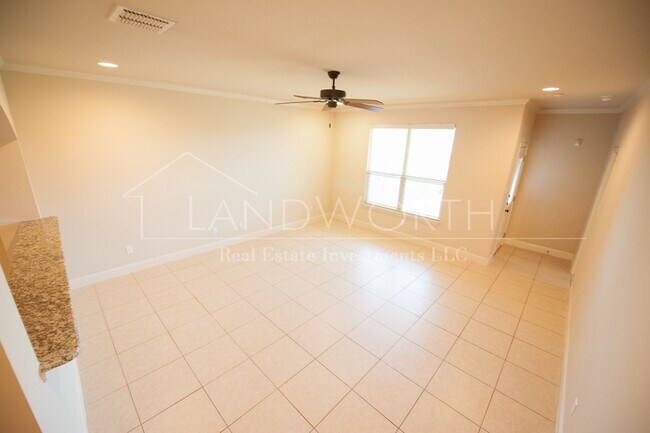 Building Photo - 3 bed 2 bath Beautiful Property