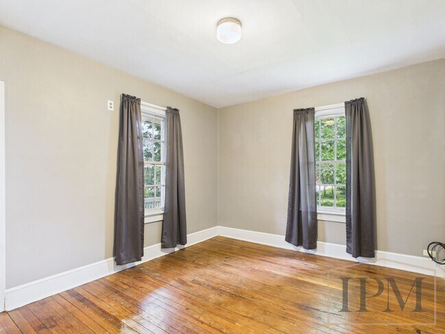 Building Photo - Available Now Beautiful 4 Bedroom Home with Garage, Central Air & Large Yard in York City.