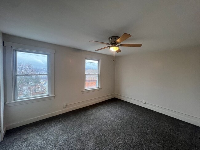 Building Photo - Updated 2.5 Bedroom/ 1 Bath in Troy Hill