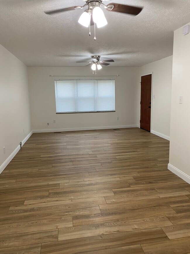 Living/Dining Room - 183 Fountain Pl