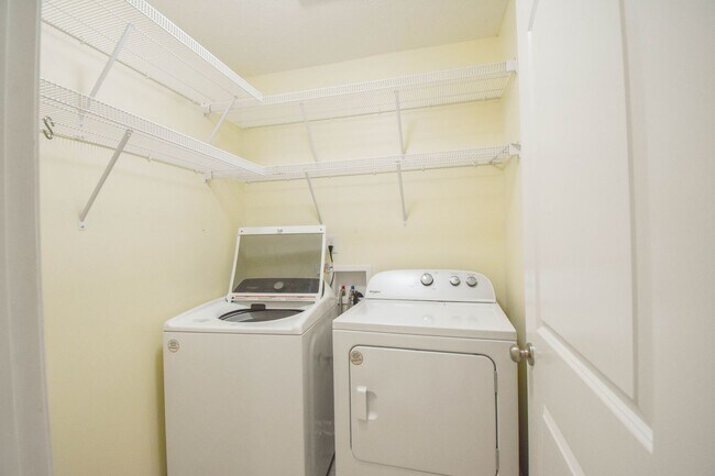 Building Photo - 3 Bedroom 2 Bathroom with Garage