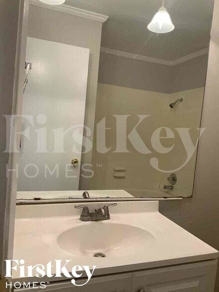 Building Photo - 3317 Kenwood Dr