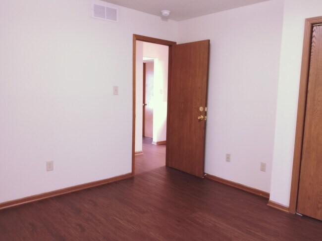 Building Photo - 1121 S Roseta Ave