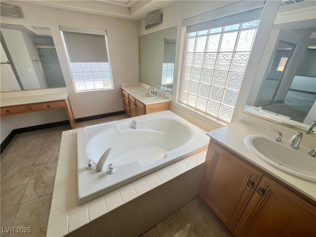 Building Photo - 604 Celso Ct