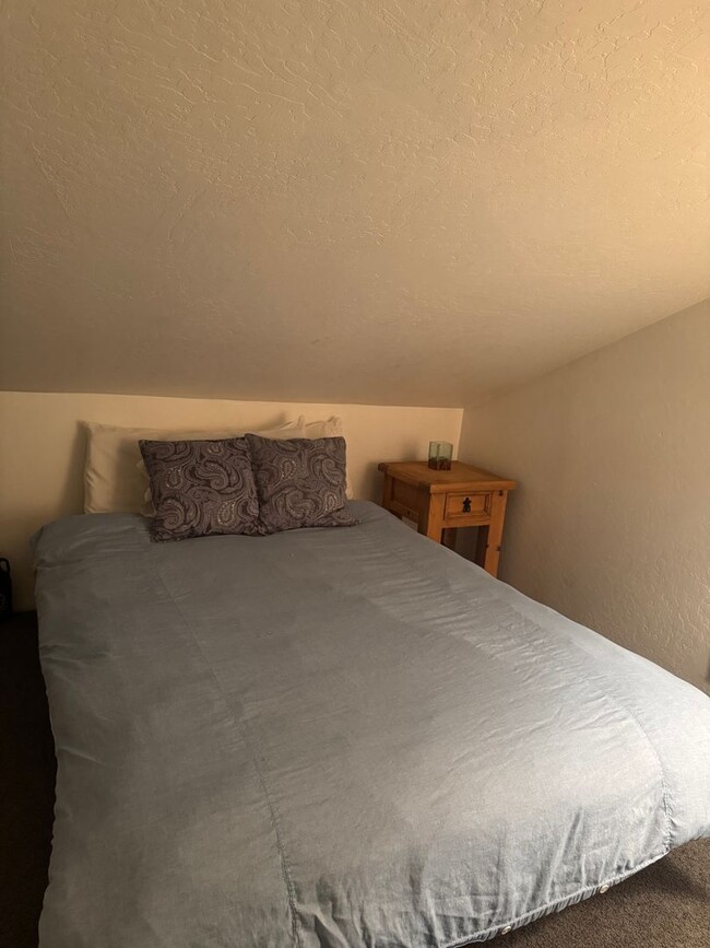 Building Photo - Spacious 2 Bed + Bonus Bedroom, 2 Bath Apa...