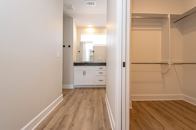 Building Photo - 2 Bed 2 Bath 2 Car Garage Townhome in Rock...