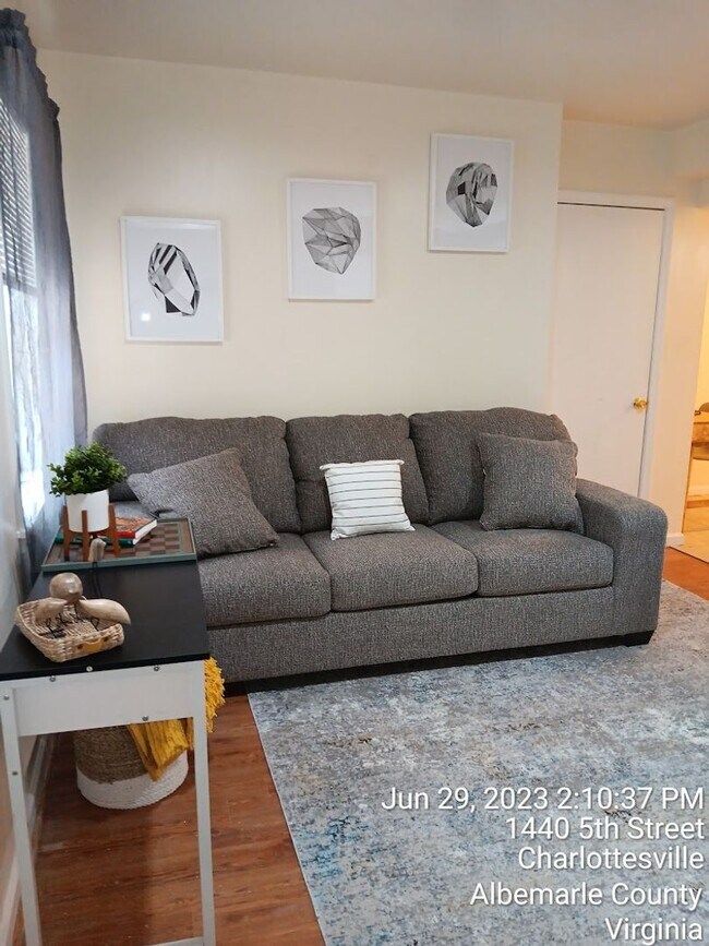 Building Photo - Fully Furnished 1 bedroom / Garden Apartment / Utilities included Travel Nurse Special