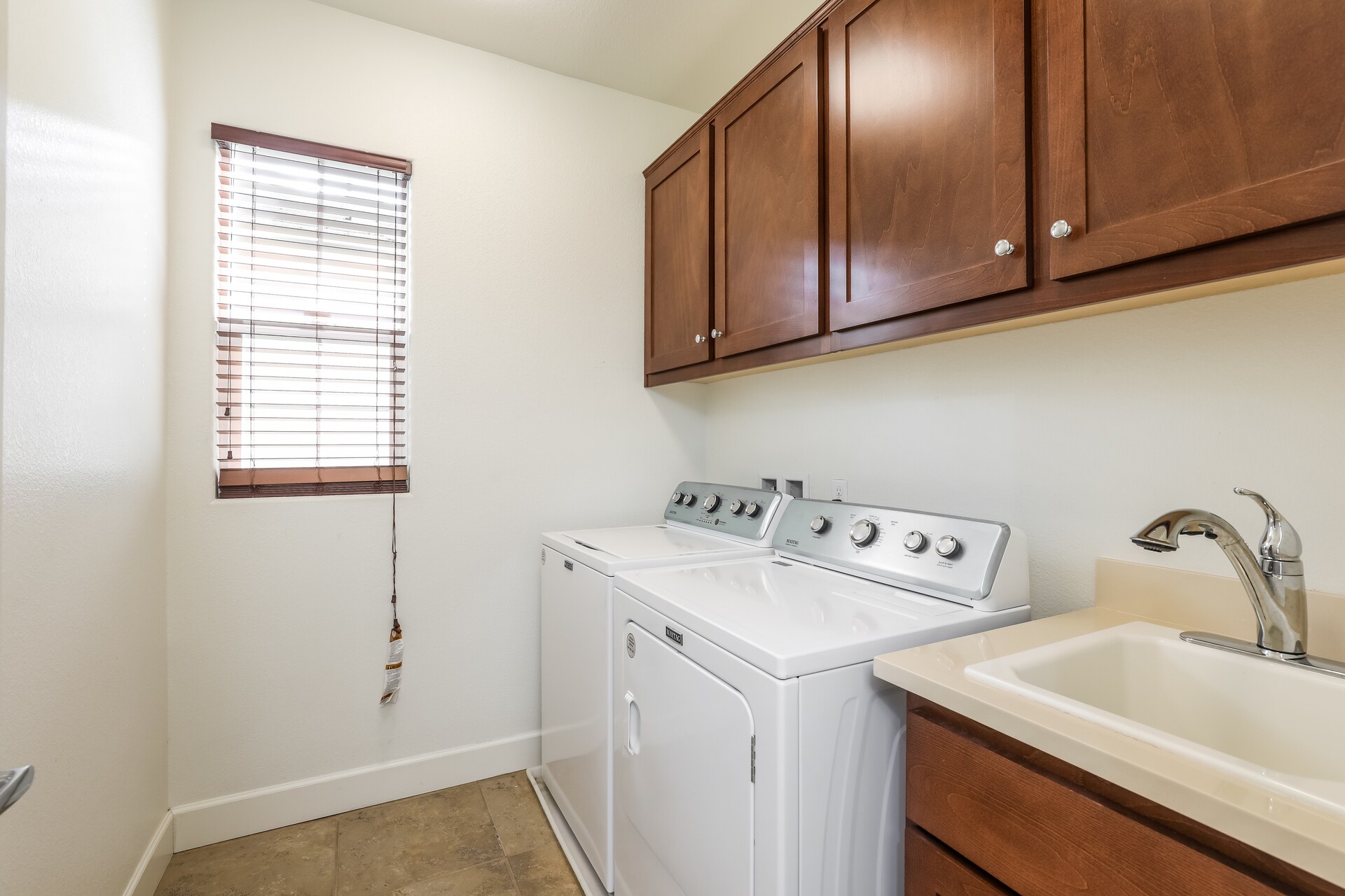 Building Photo - 1591 Sylvia St