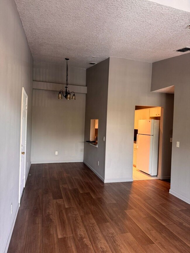 Building Photo - Updated 2BR/2BA Condo in Pine Ridge Club, ...