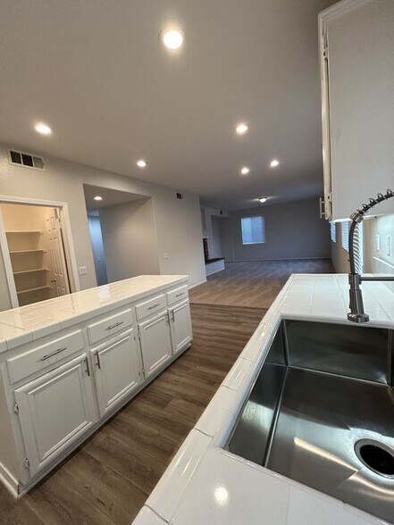 Building Photo - 7572 Corona Valley Ave