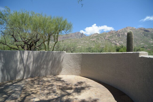 Building Photo - Well Maintained 3 Bedroom 2 Bath Home! Located in a Desirable North Tucson Location! Short Term R...