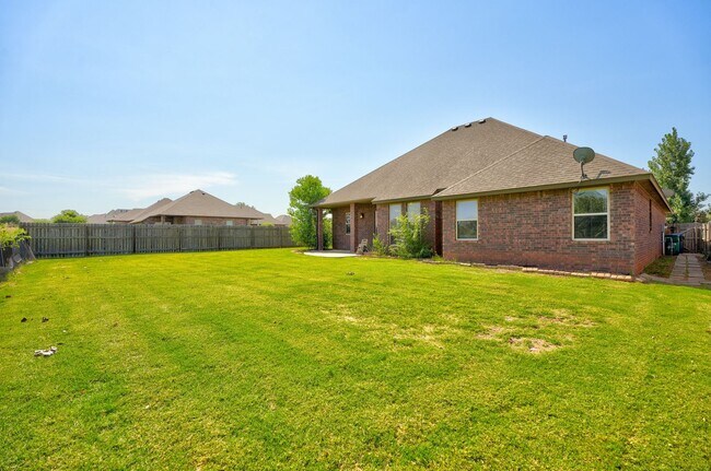 Building Photo - Stunning 3 Bedroom Home with Fireplace, Community Amenities & Open Floor Plan