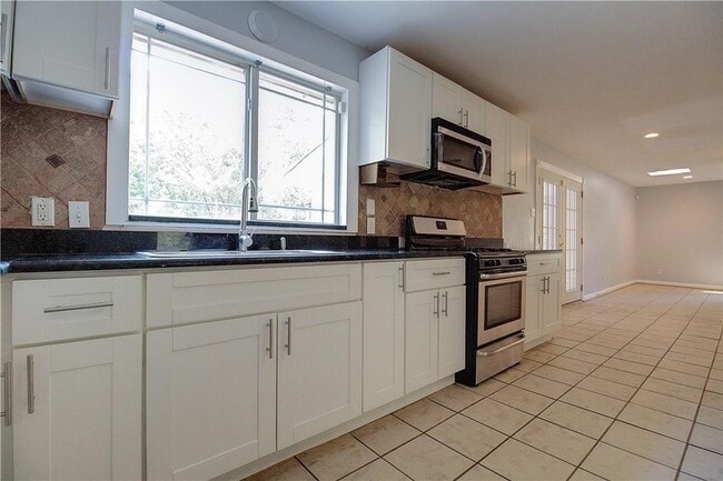 Building Photo - 8115 Claremont Dr