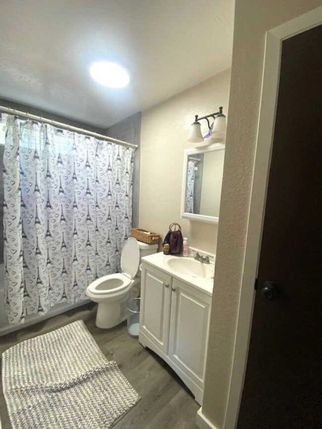 Building Photo - 5 Bedroom / 2 Bath House in Ewa Beach