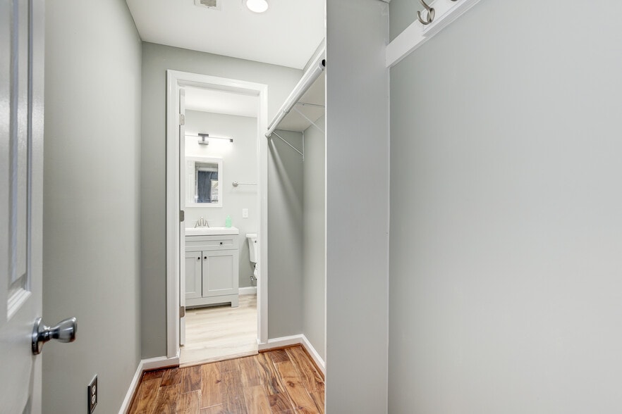 Walk-in closet (Studio) - 4113 Windflower Way