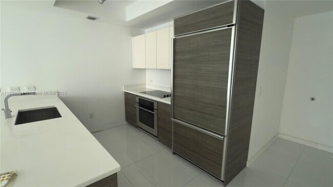 Building Photo - 1100S S Miami Ave