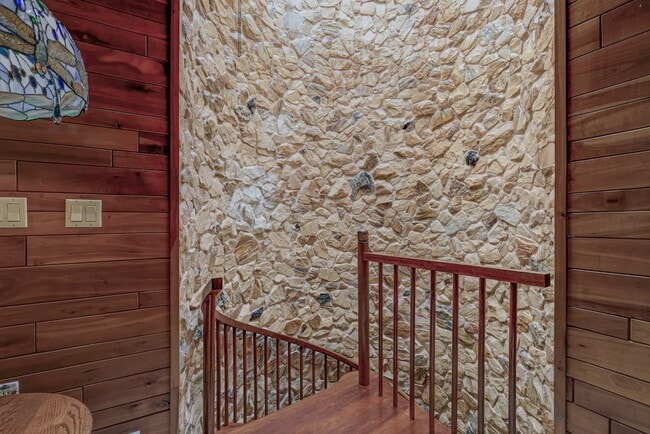Building Photo - Luxury Riverfront Home