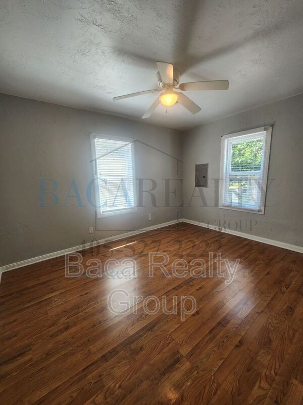 Building Photo - 522 Iowa St