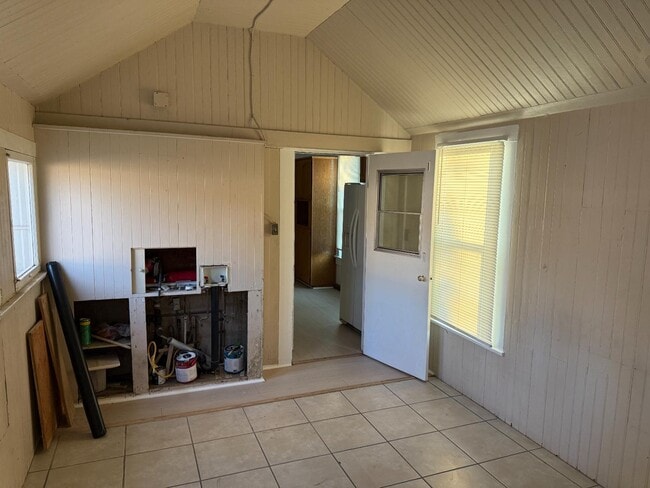 Building Photo - 563 San Francisco Ave